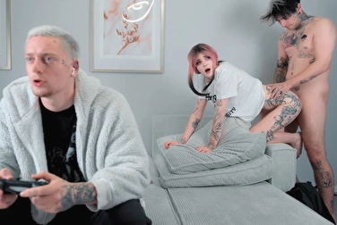 Мой парень лох! При нём в меня кончает его друг, а ему пох 😧 Мой парень лох! При нём в меня кончает его друг, а ему пох 😧