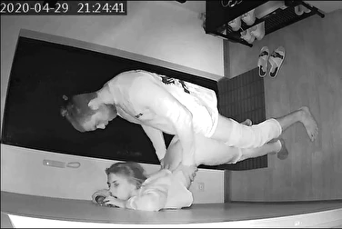 Скрытая камера снова засняла измену жены с брутальным соседом