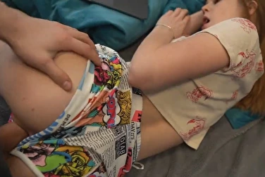 Сестра попросила массаж, а сама сдвинула шортики для инцеста Сестра попросила массаж, а сама сдвинула шортики для инцеста