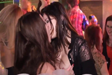 Закрытая секс вечеринка в клубе Закрытая секс вечеринка в клубе