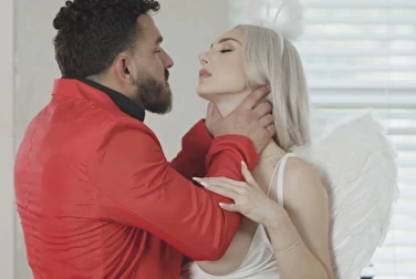 Взял за горло Skylar Vox и совсем не нежно вытрахал на Новый год Взял за горло Skylar Vox и совсем не нежно вытрахал на Новый год