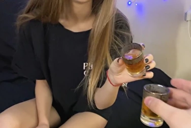 Вытрахал пьяную подругу и в анал и в киску, но она просила ещё Вытрахал пьяную подругу и в анал и в киску, но она просила ещё